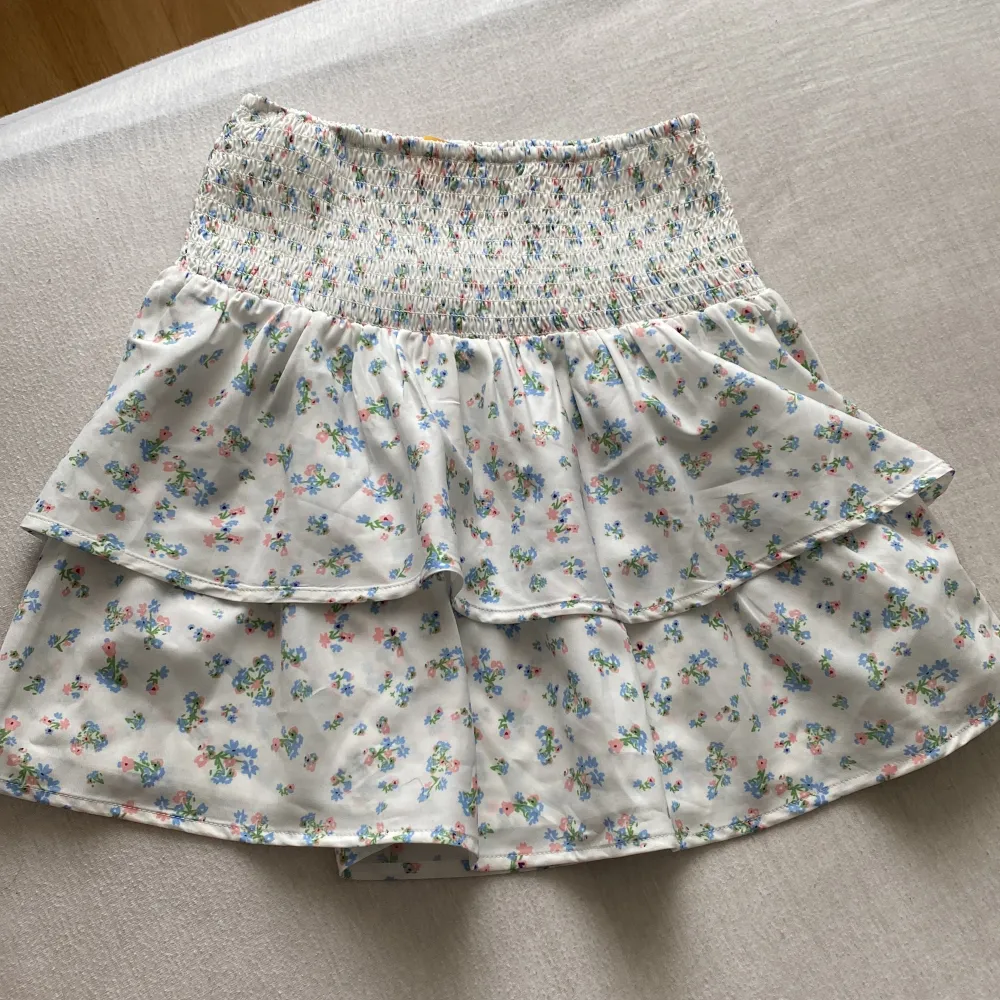 En ny, helt oanvänd kjol ifrån Gina🫶🏻 den är i fint skick och har aldrig används förutom att den har testats på 🫶🏻. Kjolar.
