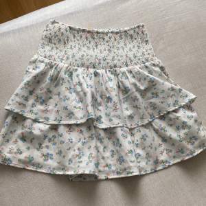 En ny, helt oanvänd kjol ifrån Gina🫶🏻 den är i fint skick och har aldrig används förutom att den har testats på 🫶🏻