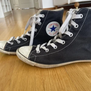 Converse  - Blåa Converse allstar med låg sula. Begagnat skick.