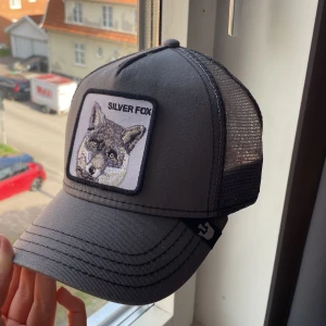 Silver Fox keps - Säljer min keps som gör köpte för två år sedan men har bara kommit till användning 1 gång. Jag skulle säga att den är i nyskick för det är inget täcken på användning och har bara varit som prydnad. Den är 100% äkta! (Skickar bilder vid intresse)💕