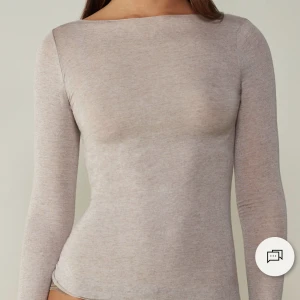 Intimissimi Tröja - Tunn och skön tröja från Intimissimi. Populär tröja som knappt är använd.  Ordinarie pris : 429kr