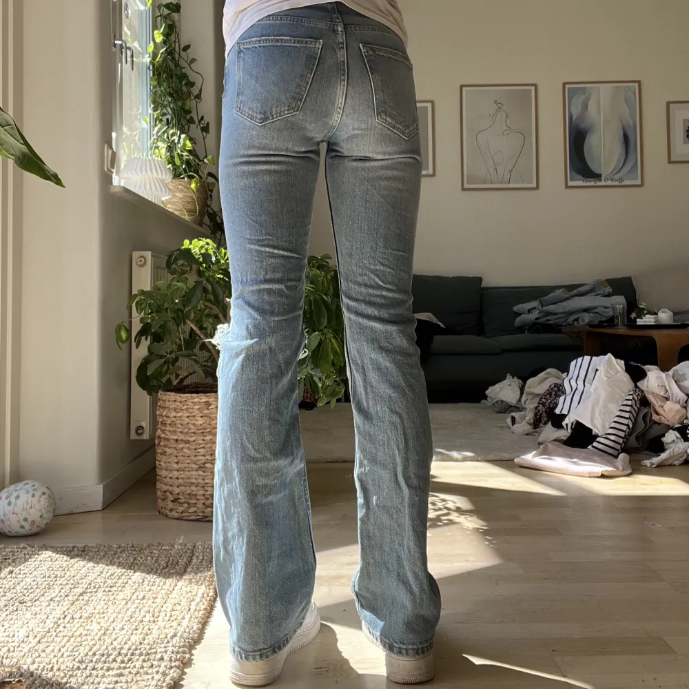 Säljer ett par blåa jeans, kommer från Ginatricot. Använt 4-5 gånger men i ett bra skick. Tvättar innan jag postar, nypris 500kr.. Jeans & Byxor.