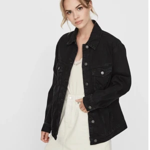 Jeansjacka  - Köpte från Vero Moda nypris 399kr säljer för 199kr. Strl M men liten i storleken