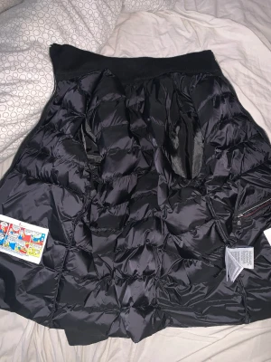Moncler Jacka - Hej, säljer min moncler jacka som har blivit liten på mig ( storlek M )  Den har inga problem (skråpor, förstörd tyg osv) fräsch allmänt. priset kan diskuteras vid snabb affär