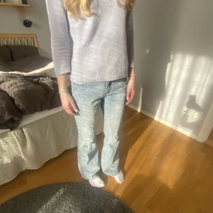 Lågmidjade jeans - Säljer dessa as snygga lågmidjade bootcut jeans från brandy Melville. Knappt använda. Pris kan diskuteras! 