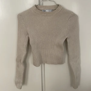 Beige ribbad tröja - Kort tröja, nästan magtröja. Välanvänd 