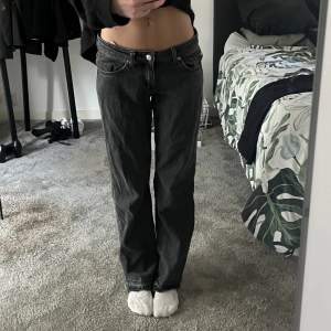 Gråa jeans från Weekday i modellen Arrow Low. Säljer då de inte används längre. Har även sprättat upp de då de tidigare var för korta för mig, som ni kan se på andra bilden 😊