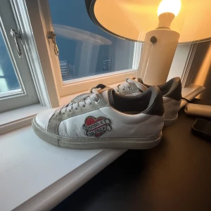 Zadig sneakers  - Säljer mina favo sneakers från Zadig voltiare! Så fina till våren och ascoola med hjärt trycket på sidorna! 