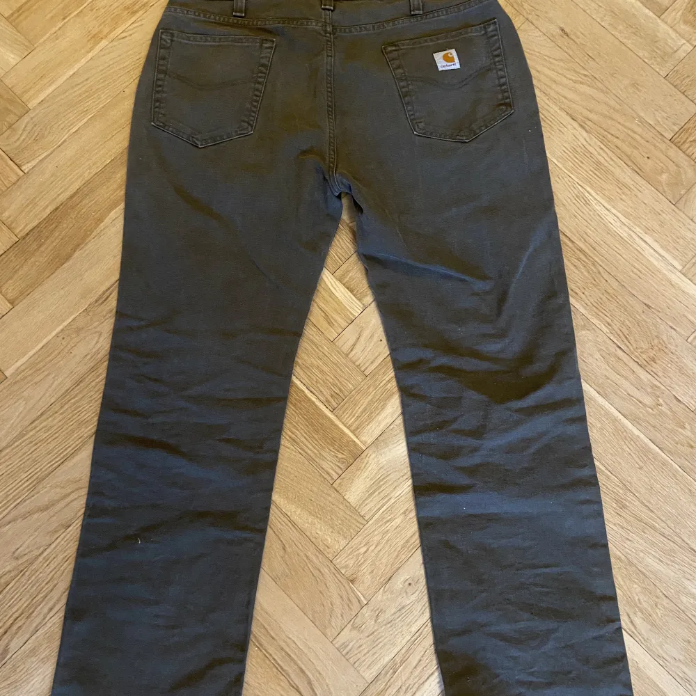 Vintage carhartt byxor i bra skick  Inga större flaws, endast smärre bruksslitage   Strl 36x30. Jeans & Byxor.