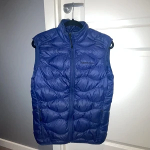 Peak performance väst  - Västen en i bra skick och är använd några gånger och är en jätte bekväm och lätt väst