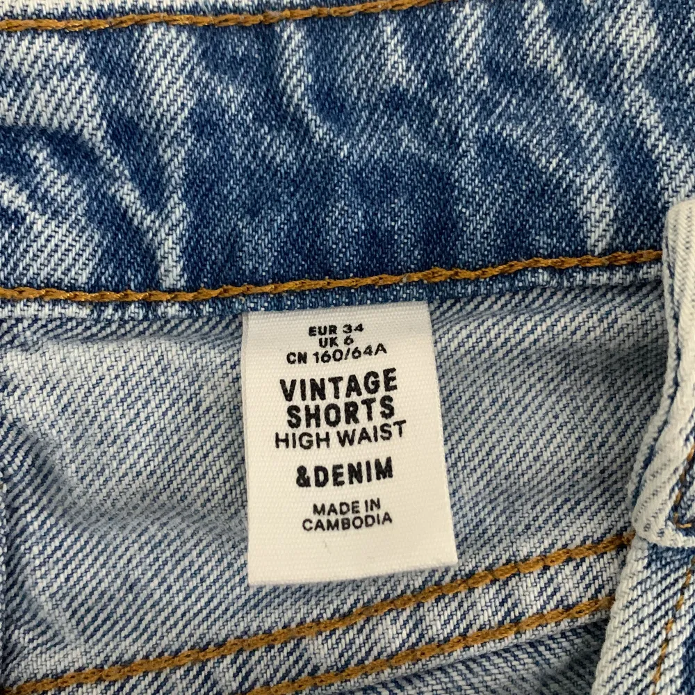 Superfina jeansshorts från H&M. Passar tyvärr inte mig längre därav säljer jag de ☺️. Shorts.