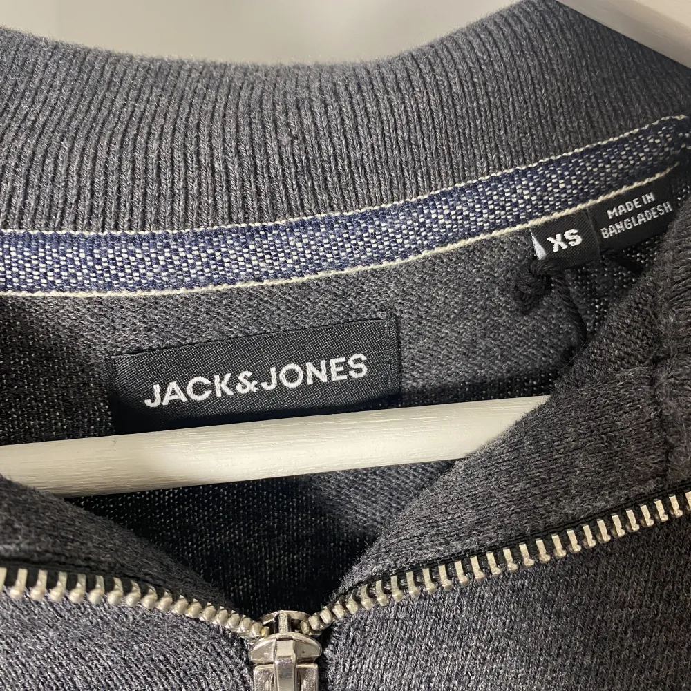 Fin half zip fårn jack & jones i storlek XS. Skick 9/10 använd några gånger men det märks inte att den är använd. Färgen på tröjan är märkgrå. Skriv ett DM till mig vid frågor om tröjan👍. Tröjor & Koftor.