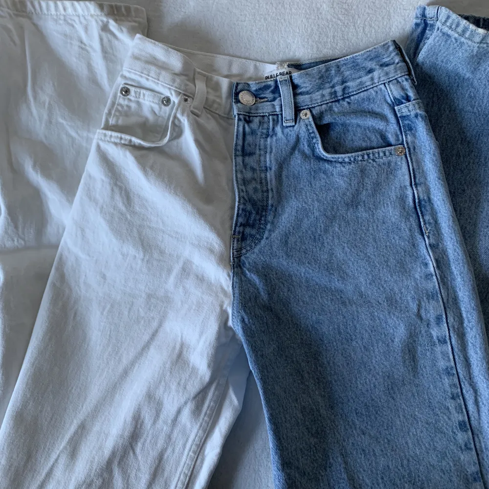 Blå/vita jeans, använda men är i bra skick. Högmidjade, vida byxben.. Jeans & Byxor.