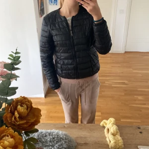 Tunn dunjacka/ lättviktsjacka - Så fin tunn dunjacka i bra skick! Stl 38 men liten i stl så passar mig som är XS/S