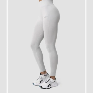 Gym tights - Säljer dessa tights från iciw för jag aldrig använder dem, de är i nyskick och i storlek M ( dock inte ribbade som på bilden) köpt för 699kr, skriv för mer info💕 TRYCK INTE PÅ KÖP NU. Tar Swish ❤️(liten blå fläck som är omärkbar finns)