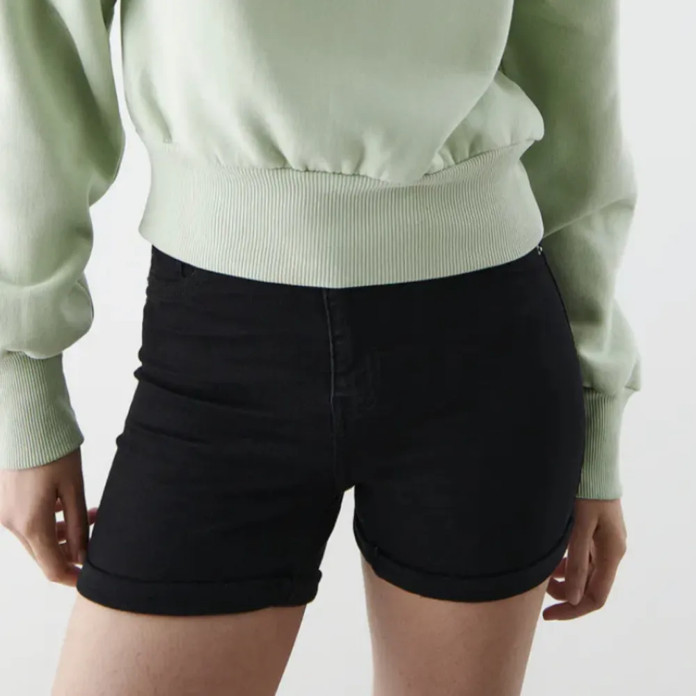 Svarta jeansshorts från Gina tricot i modell Molly. Inga tecken på slitage och är sparsamt använda då de inte längre passar efter graviditet. 🌸. Shorts.