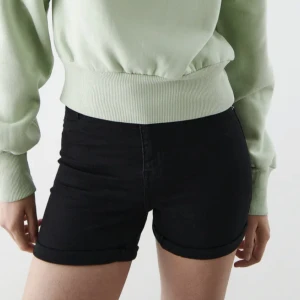 Molly shorts - Svarta jeansshorts från Gina tricot i modell Molly. Inga tecken på slitage och är sparsamt använda då de inte längre passar efter graviditet. 🌸