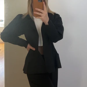 Svart blazer - Svart blazer med lite puffiga ärmar och fickor Riktigt fint skick - aldrig använt  Stlk S/M