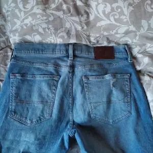 Ett par jättesnygga Hollister jeans i storleken 32/32, M. De är bootcut och ger dig rockarkänslan. Hål vid knäna (enligt design). Bara att skriva om ni har funderingar! Pris går att diskutera 