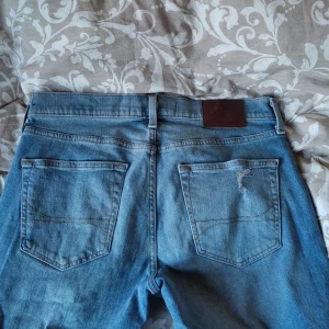 Hollister jeans - Ett par jättesnygga Hollister jeans i storleken 32/32, M. De är bootcut och ger dig rockarkänslan. Hål vid knäna (enligt design). Bara att skriva om ni har funderingar! Pris går att diskutera 