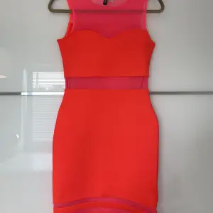 Korallrosa klänning från H&M Divided, strl 36, använd en gång. 