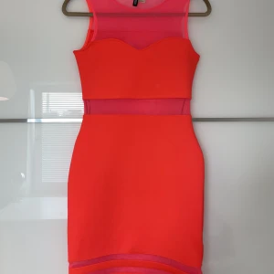 Klänning H&M - Korallrosa klänning från H&M Divided, strl 36, använd en gång. 