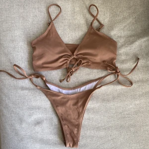 Bikiniset Beige , S - Bikiniset från Shein. Endast haft överdelen några fåtal gånger utomlands. Underdelen är oanvänd.