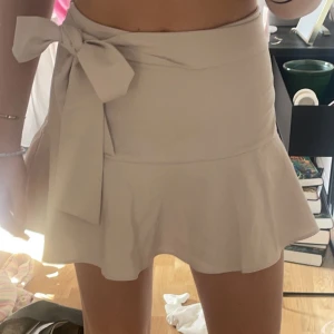 Volangkjol - Kjol från Zara som inte säljs längre, pris kan diskuteras 