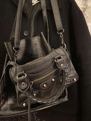 Populär väska - Hej! Lägger ut igen då min annons tydligen försvann 🥹 säljer denna super fina trendiga väska 🫶🏻 storlek 24x8, medföljer en spegel och axelband 😍