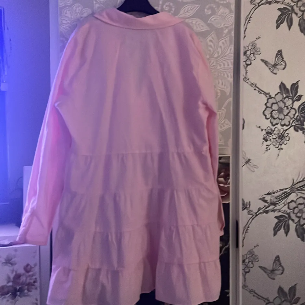 En jätte fin rosa klänning från Zara! Den är i storlek M men skulle säga att den passar Xs och S då den är en liten M! Den är bara använd 1 gång då den är lite lite för kort för min smak. Men absolut inget fel på den💓. Klänningar.