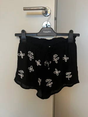 Shorts med strass från BikBok - Fint skick 