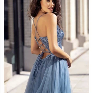 Christian Koehlert strl 32 - Balklänning från designermärket Christian Koehlert.  Mycket fint skick, som ny.  Strl 32 men passar även mig som har 34/36 pga banden i ryggen som man knyter efter önskemål. Balklänningen har tyllkjol och paljetter på överdelen. Nypris 4200.  Pris 3200.