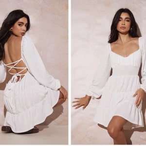 Vit klänning med öppen rygg - Säljer nu denna fina klänningen från prettylittlething. Klänningen är endast provad, annars aldrig använd. Säljer den då jag hittade en annan studentklänning. Går att ha som off-shoulder också. Bara att skriva vid frågor, möter ej upp utan postar endast.