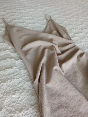 ⭐Elegant fest- eller cocktailklänning⭐ - 🤎🔥🥴En mycket snygg festklänning. Öppning i urringningen av låret i höjd med bröstet. Absolut felfri. Köpt på Hm, helt ny ✨🥴Banden är linneformade. Klänningen är rynkad i midjan.Är storlek S men jag kan garantera att den passar också M 🤎