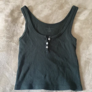 Topp - Super sött mörk grön topp från brandy Melville med 3 knappar (rensar gaderob) , frakt tillkommer ❤️