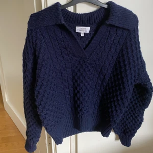 & Other Stories tjocktröja - Säljer denna så fina trjocktröjan från & Other Stories! RWS ull och storlek small! Skarp mörkblå färg 💕köptes för ca 1000 :-