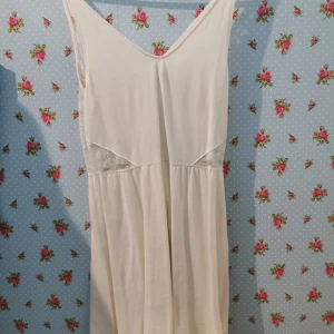 Vit klänning med spets - Vit klänning från HM storlek L