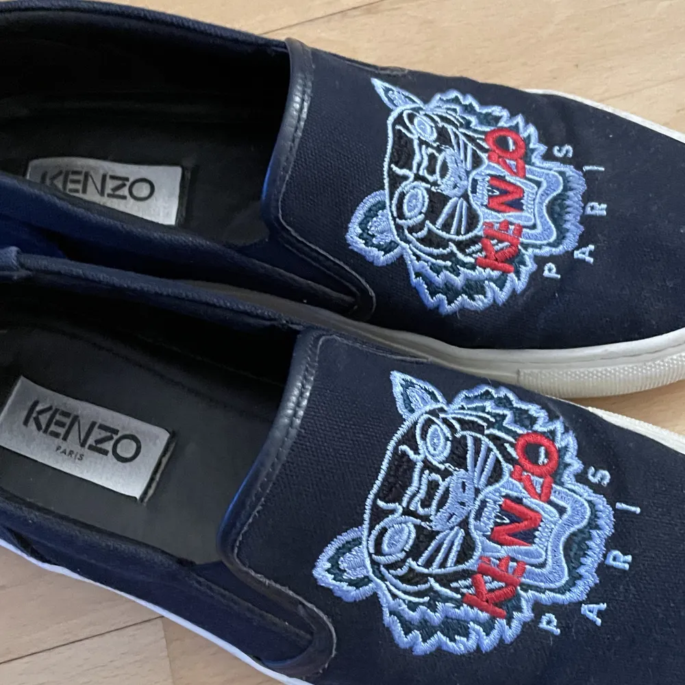 Säljer ett par skor ifrån kenzo, använda men i superfint skick💕💕pris kan diskuteras🌟. Skor.