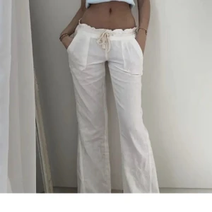 Roxy linnebyxor - Intressekoll på mina linnebyxor!  Jag säljer mina linnebyxor från Roxy k Storlek S då dom är lite för stora för mig! Jag är 167cm lång o dom passar på längden men på bredden är dom lite för stora för min smak, super skick,!❤️lånad bild! Köp direkt för 700❤️