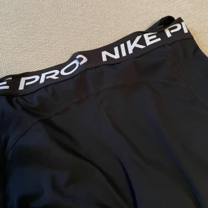 Träningstights  - Svarta tights från NIKE i modellen ”Perfomence”.  I använt fint skick! Nypris 399kr.  Köparen står för frakten.  Har du några frågor är det bara att höra av sig🤩  // Klara Johansson