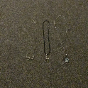 Halsband - Säljer halsband i bra skick 50 kr styck eller 100 för alla 3!