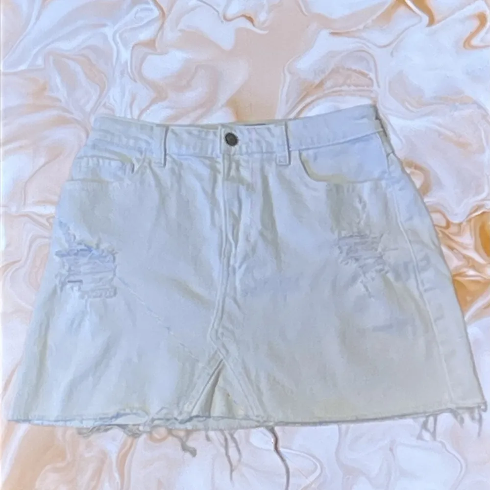 Hollister white denim high rise vintage stretch mini skirt, Button and zipper front closure, Distressed, Ragged hem, Size S, waist 26❤️. Kjolar.