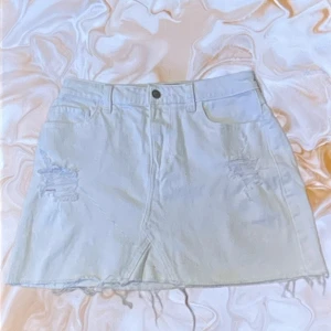 Hollister white denim high rise vintage skirt - Hollister white denim high rise vintage stretch mini skirt, Button and zipper front closure, Distressed, Ragged hem, Size S, waist 26❤️
