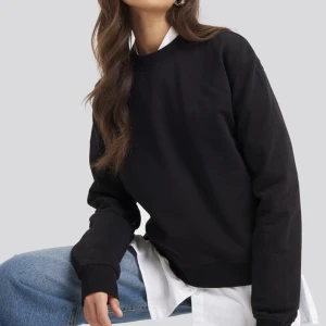 Basic tröja - Säljer denna basic sweater från NA-KD, ett perfekt basplagg i garderoben. Nypris 249, mitt pris 180kr + frakt. Använd fåtal gånger därav nyskick🥰🥰