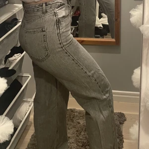 Gråa jeans - Skit snygga högmidjade jeans. I storlek 36 i färgen grå. Super snygg till en fin topp eller stickad tröja.