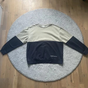 H&M sweatshirt - Lite overaized hm sweatshirt storlek Large👕. Använd men trots det i fint skick!✨