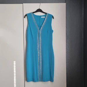 Festklänning  - Nyskick festklänning från Calvin Klein använd bara en gång. Stl M/L