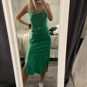 Klänning  - Säljer denna för att den ej kommer till användning 