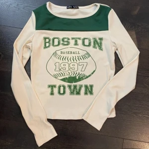 Beige/grön topp ☘️ - Fin beige/grön topp! Köpt på SHEIN ett tag sedan. Säljs pga att den inte kommer till användning.  Ganska bra skick! Nypris : 120kr Säljs för : 70kr exkl, frakt 💚 Passar mig som har S men också M.  