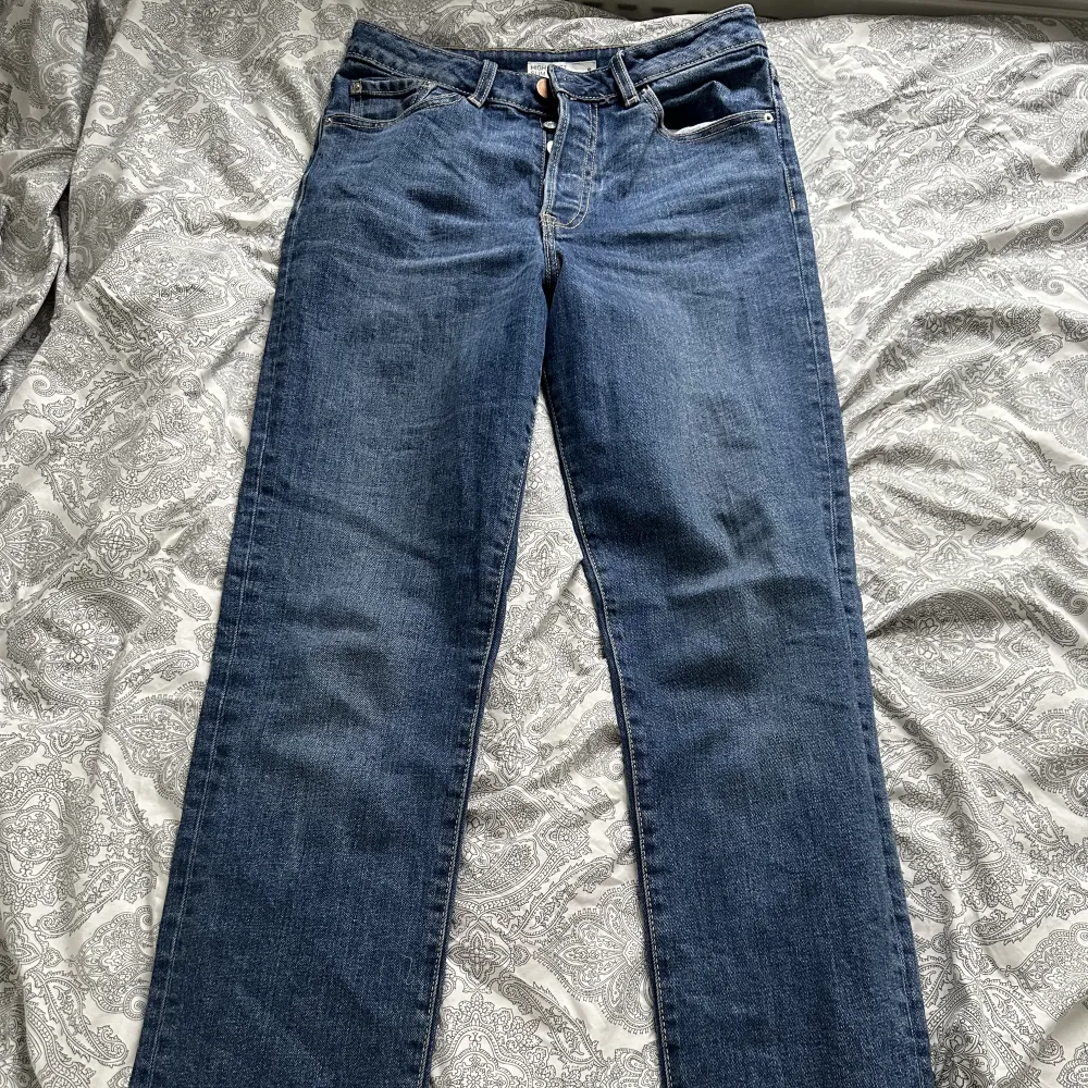 Säljer dessa Unique dnm jeans som inte säljs längre då jag trodde att de skulle vara lägre. De är midwaist. Helt oanvända så i perfekt skick. Köpta för 1400kr. Pris går att diskutera!. Jeans & Byxor.